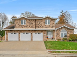 2418 Hacienda Dr, Dubuque, IA 52002