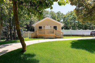 60 Lower Rocky Point Rd, Sound Beach, NY 11789