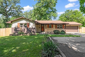 1516 73rd St, Windsor Heights, IA 50324