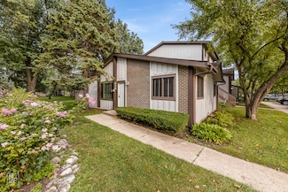 636 Forum Dr, Roselle, IL 60172