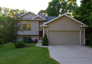 14905 16th Ave, Marne, MI 49435