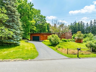 2A Lacy Ln, Albany, NY 12211