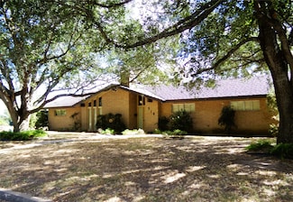 516 N College St, Weimar, TX 78962