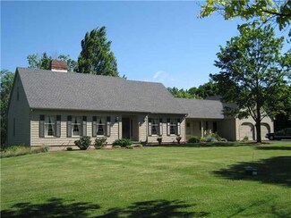 10 Mendonshire Dr, Honeoye Falls, NY 14472