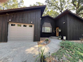 420 N 9th St, Benton, IL 62812