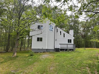 3265 Bluebird Dr, Bushkill, PA 18324