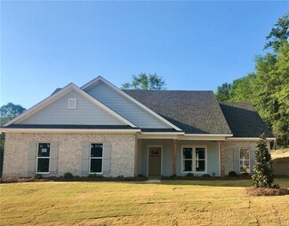 34 Queen Ann Ct, Millbrook, AL 36054