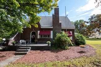 20 Chester Ct, Troy, NY 12182