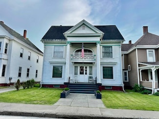 51 Maple St, Lyndonville, VT 05851