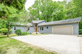 4077 Pinewood Dr, Benton Harbor, MI 49022