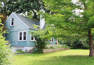 704 W Tracy St, Springfield, MO 65807