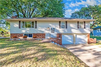 812 SE 13th St, Oak Grove, MO 64075