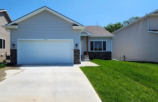 7927 N 93rd St, Omaha, NE 68122