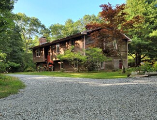 299 Oak Ln, Vineyard Haven, MA 02568