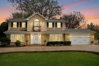 2S685 Avenue Chateaux E, Oak Brook, IL 60523