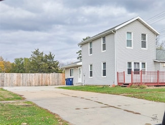 503 W 3rd St, Vinton, IA 52349