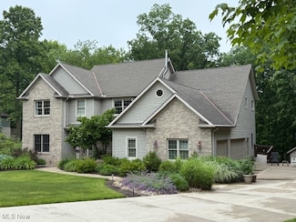 2525 Nadine Cir, Hinckley, OH 44233