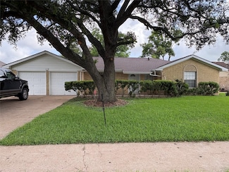118 Honeysuckle St, Lake Jackson, TX 77566