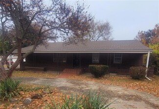 1117 N Swope Dr, Independence, MO 64056