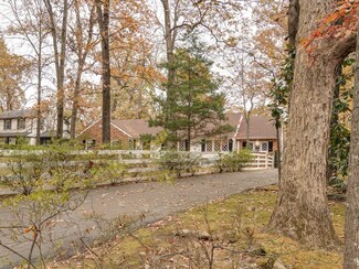 1300 W Crestwood Dr, Memphis, TN 38119