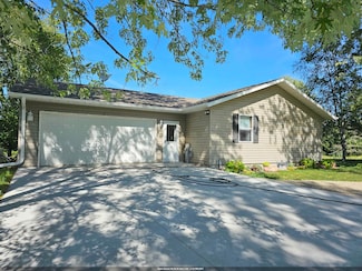 E928 S River Rd, Iola, WI 54945