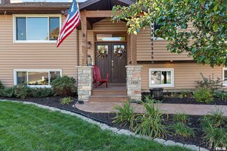 1900 Quail Hollow Rd, Pekin, IL 61554