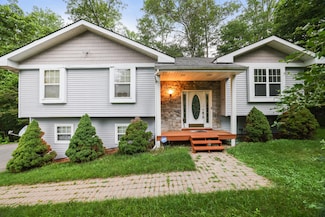 3122 Sparrow Ct, East Stroudsburg, PA 18302