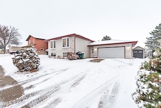 513 N 32nd St, Bismarck, ND 58501