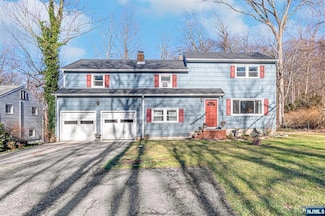 31 Mountain Cir N, West Milford, NJ 07480