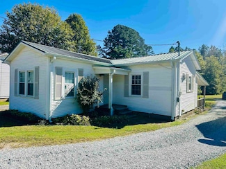 869 E Poplar Ave, Selmer, TN 38375