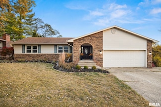 1922 Highwood Ave, Pekin, IL 61554