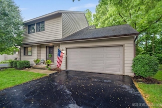 1592 Kirkwood Dr, Geneva, IL 60134