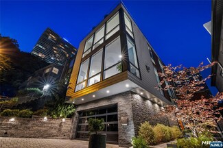 12 Hooks Ln, Edgewater, NJ 07020