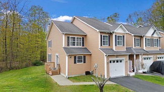 21 Newington Dr, Hyde Park, NY 12538