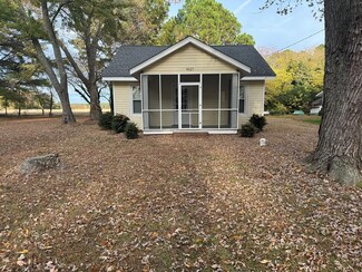 9527 Rogers Dr, Nassawadox, VA 23413