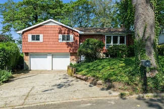 14 Sage Ct, Huntington Station, NY 11746