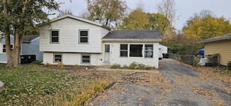 1702 Knoll Ave, McHenry, IL 60050