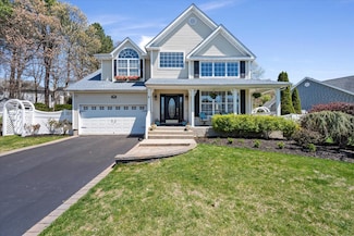 40 Shady View Crossing, Manorville, NY 11949