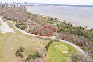 19 4th St, Gladstone, MI 49837