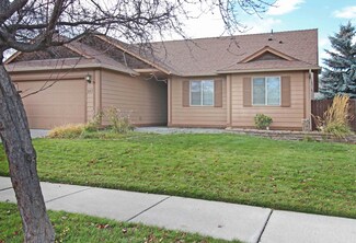 547 NW 24th St, Redmond, OR 97756