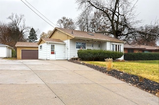 3846 Lower Beaver Rd, Des Moines, IA 50310