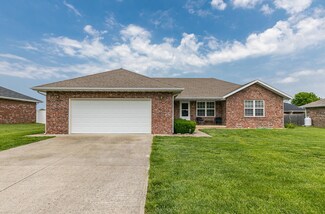 745 E Summit St, Bolivar, MO 65613