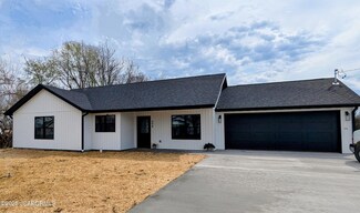 608 E 15th St, Eldon, MO 65026