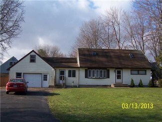 16 Sunnyside Ln, North Chili, NY 14514