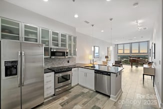 333 W Trade St Unit 2702, Charlotte, NC 28202