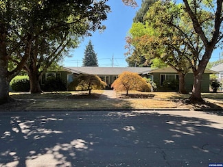 369 18th St SE, Salem, OR 97301