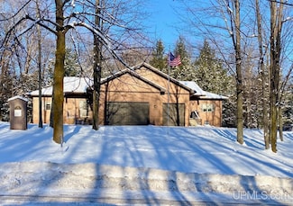 737 Grove St, Marquette, MI 49855