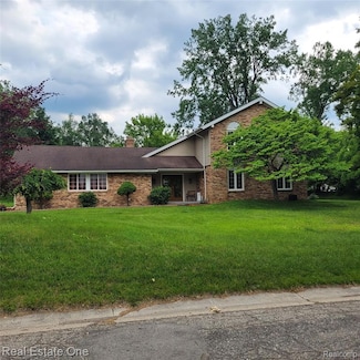 5208 Woodview Dr, Bloomfield Hills, MI 48302