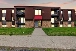 21640 Hillside #3c Dr, Clinton, MI 48035