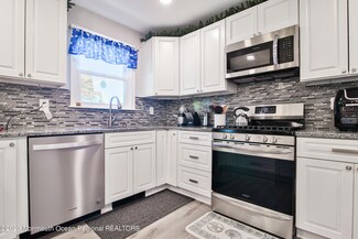 9B Greenwood Ln, Whiting, NJ 08759